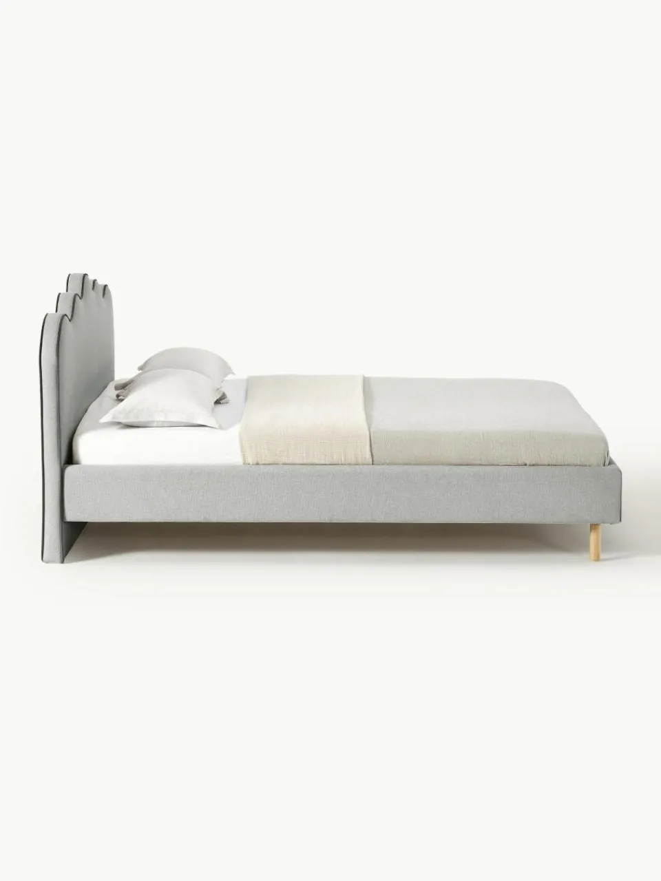 Gestoffeerd bed Romy met golvend hoofdeinde^Westwing Collection Fashion