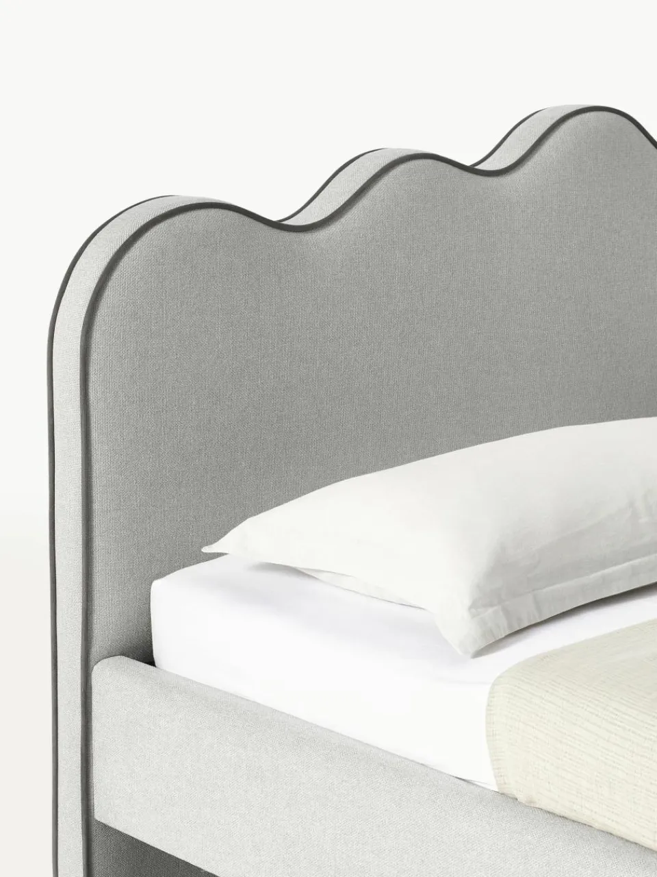 Gestoffeerd bed Romy met golvend hoofdeinde^Westwing Collection Fashion