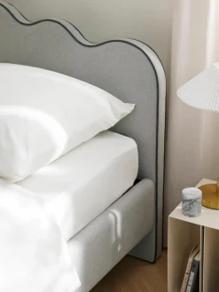 Gestoffeerd bed Romy met golvend hoofdeinde^Westwing Collection Fashion