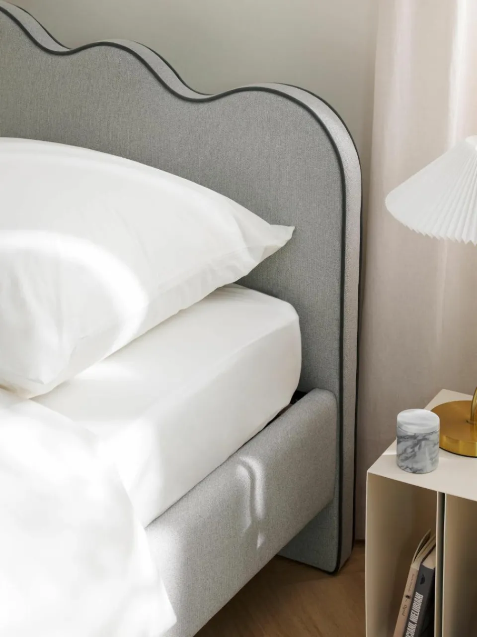 Gestoffeerd bed Romy met golvend hoofdeinde^Westwing Collection Fashion