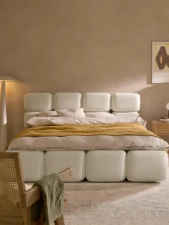 Gestoffeerd bed Tayla van teddy bouclé^Westwing Collection Sale