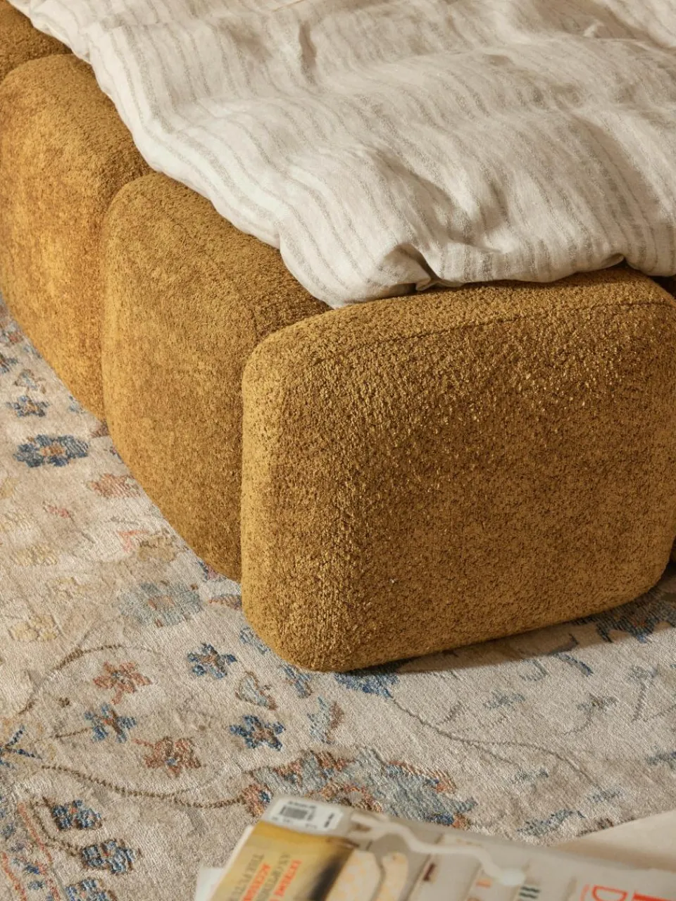 Gestoffeerd bed Tayla van teddy bouclé^Westwing Collection Hot