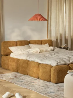 Gestoffeerd bed Tayla van teddy bouclé^Westwing Collection Hot