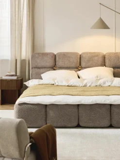 Gestoffeerd bed Tayla van teddy bouclé met opbergruimte^Westwing Collection Online