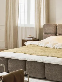 Gestoffeerd bed Tayla van teddy bouclé met opbergruimte^Westwing Collection Online