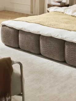 Gestoffeerd bed Tayla van teddy bouclé met opbergruimte^Westwing Collection Online