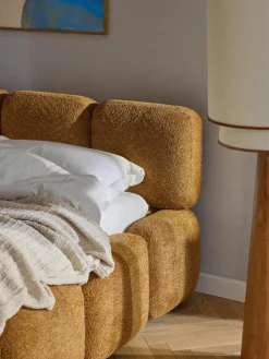Gestoffeerd bed Tayla van teddy bouclé met opbergruimte^Westwing Collection New