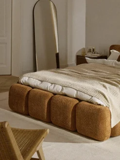 Gestoffeerd bed Tayla van teddy bouclé met opbergruimte^Westwing Collection New