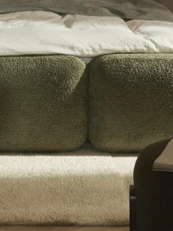 Gestoffeerd bed Tayla van teddy bouclé^Westwing Collection Sale