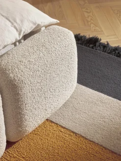 Gestoffeerd bed Tayla van teddy bouclé^Westwing Collection Hot