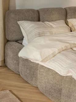 Gestoffeerd bed Tayla van teddy bouclé met opbergruimte^Westwing Collection Hot