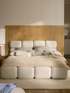 Gestoffeerd bed Tayla van teddy bouclé met opbergruimte^Westwing Collection Outlet