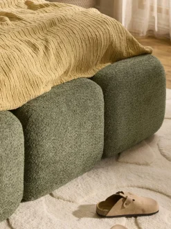 Gestoffeerd bed Tayla van teddy bouclé met opbergruimte^Westwing Collection New