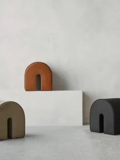 Gestoffeerde kruk Curved van nubuckleer^Kristina Dam Outlet
