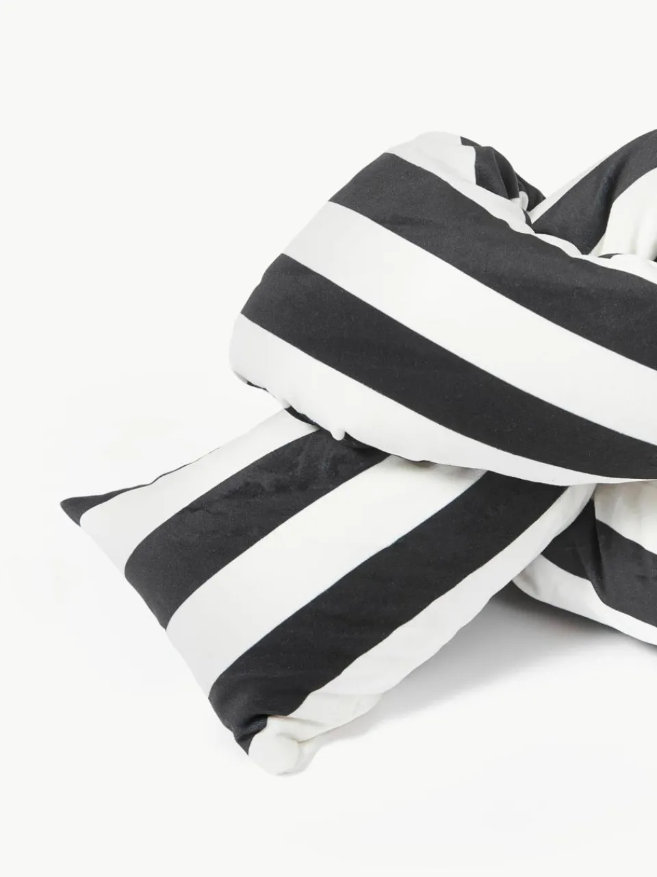 Gestreept fluwelen sierkussen Knot^Westwing Collection New