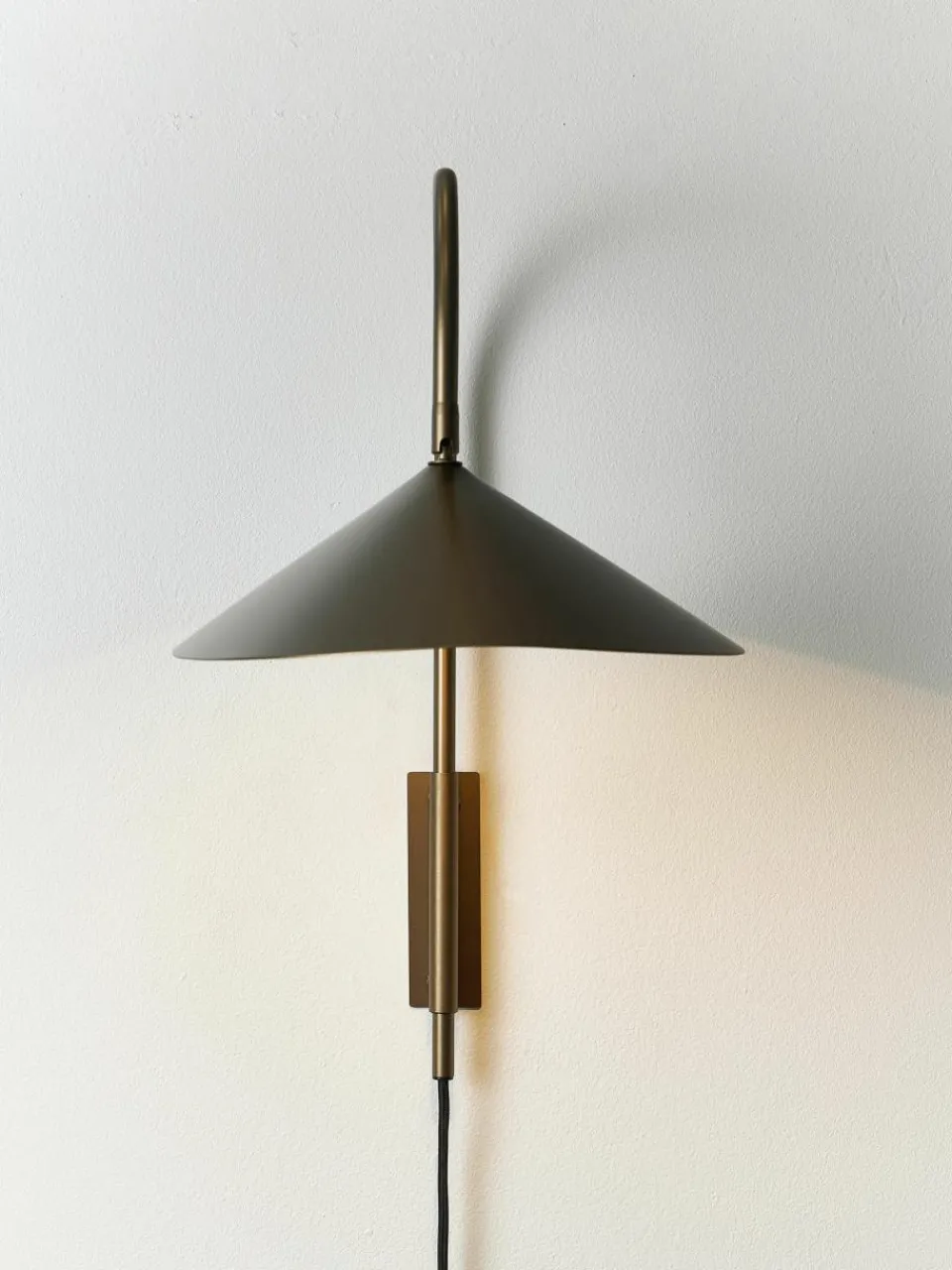 Grote wandlamp Arum met stekker, verstelbaar^ferm LIVING Hot