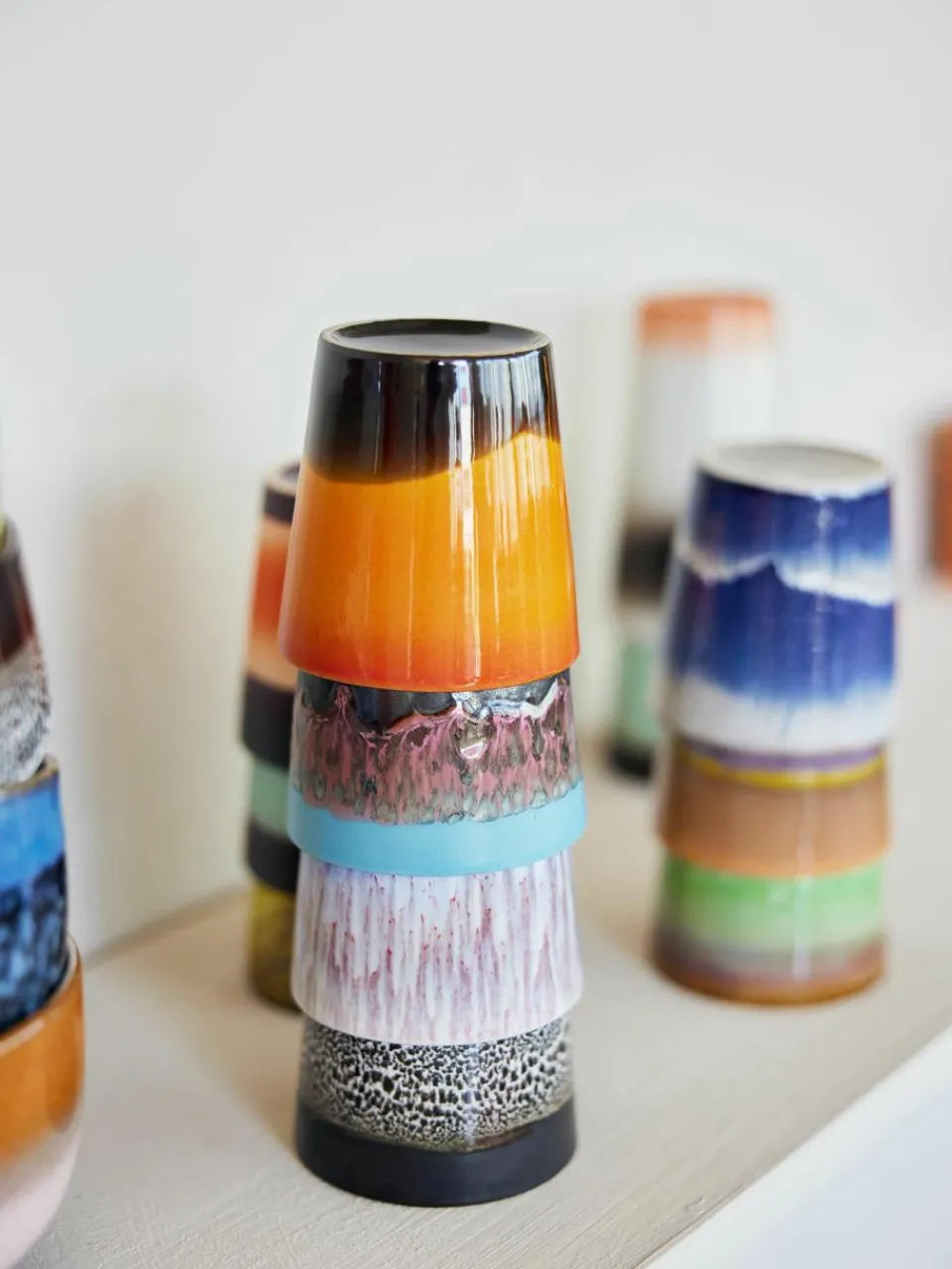 Handbeschilderde keramische bekers 70's met reactief glazuur, set van 6^HKLIVING Hot