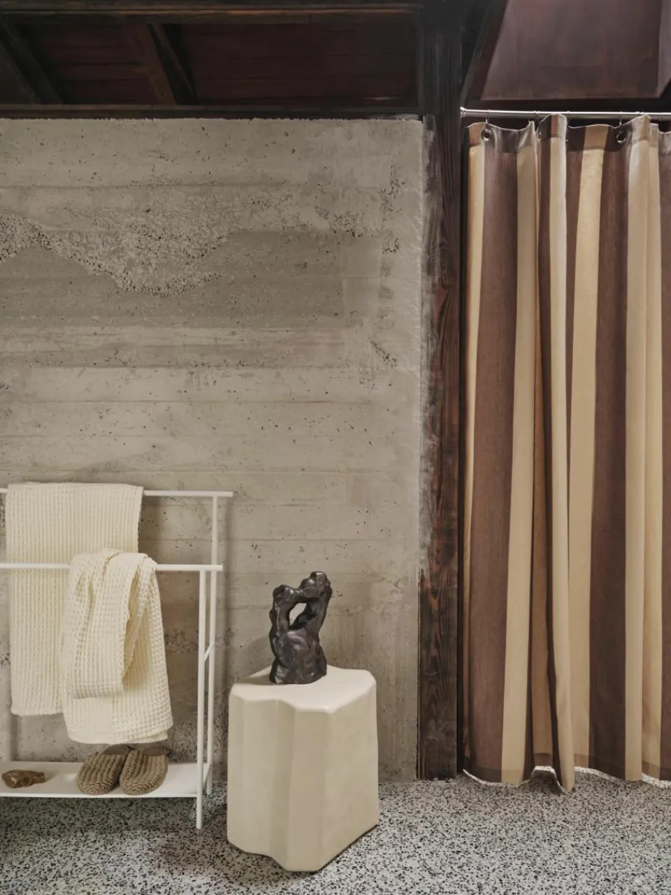 Handdoekenhouder Dora met plank^ferm LIVING Best
