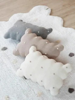 Handgeborduurd katoenen knuffelkussen Biscuit^Lorena Canals Online