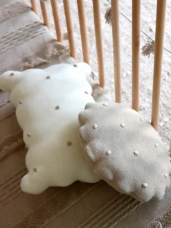 Handgeborduurd katoenen knuffelkussen Biscuit^Lorena Canals Online