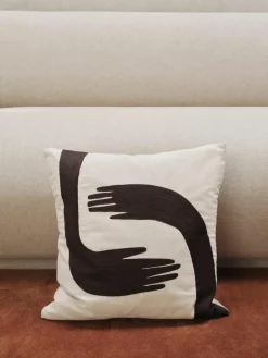 Handgeborduurd kussen Pose van biologisch katoen^ferm LIVING Best