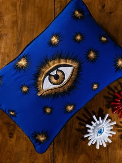Handgeborduurde Katoenen kussenhoes Eye^Westwing Hot
