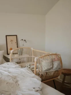 Handgemaakte bijzet babybedje Martha van rotan, in hoogte verstelbaar^Bermbach Best
