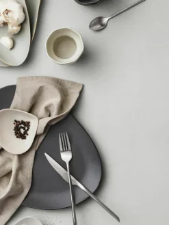 Handgemaakte dinerbord Limfjord in organische vorm^Broste Copenhagen Discount