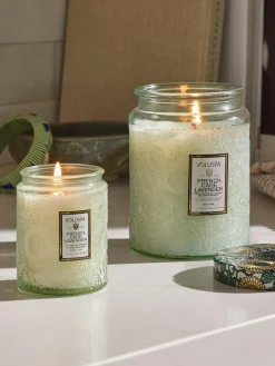 Handgemaakte geurkaars Japonica Collection (cade hout, verbena & lavendel)^Voluspa Discount