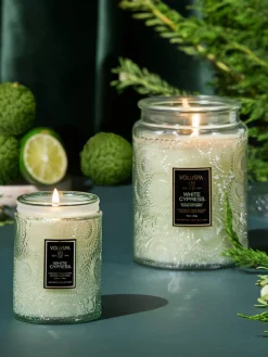 Handgemaakte geurkaars Japonica Collection (cipres, jeneverbes, muntblaadjes & hout)^Voluspa Sale
