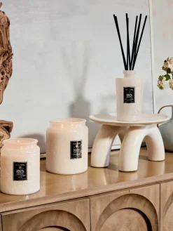 Handgemaakte geurkaars Japonica Collection (santal, bourbon vanille & oud)^Voluspa New