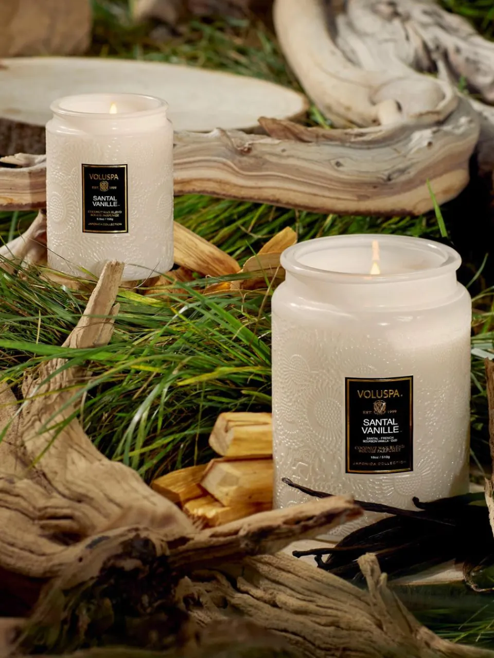 Handgemaakte geurkaars Japonica Collection (santal, bourbon vanille & oud)^Voluspa New