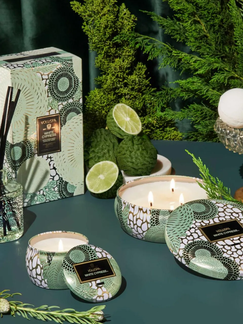 Handgemaakte geurkaars Japonica Collection (cipres, jeneverbes, muntblaadjes & hout)^Voluspa Hot