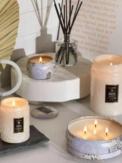 Handgemaakte geurkaars Japonica Collection (santal, bourbon vanille & oud)^Voluspa Online