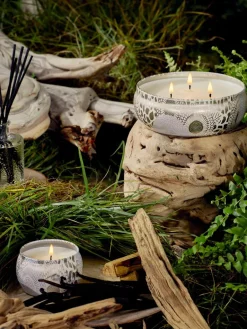 Handgemaakte geurkaars Japonica Collection (santal, bourbon vanille & oud)^Voluspa Online