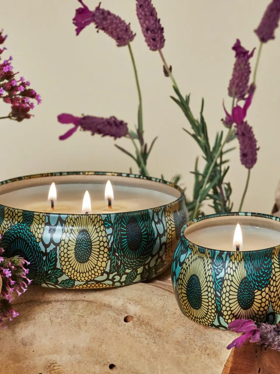 Handgemaakte geurkaars Japonica Collection (cade hout, verbena & lavendel)^Voluspa Discount