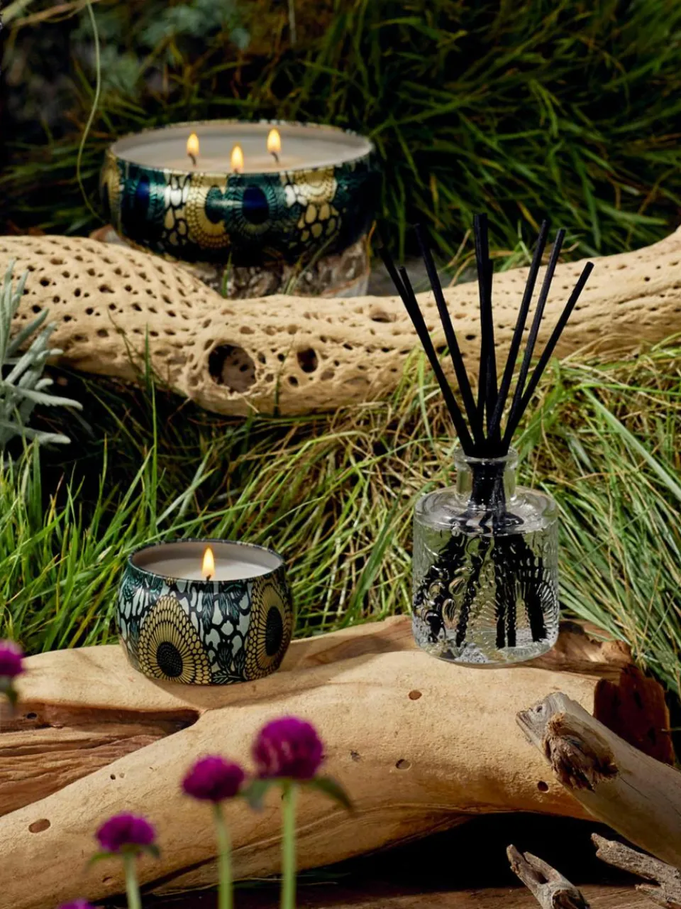 Handgemaakte geurkaars Japonica Collection (cade hout, verbena & lavendel)^Voluspa Discount