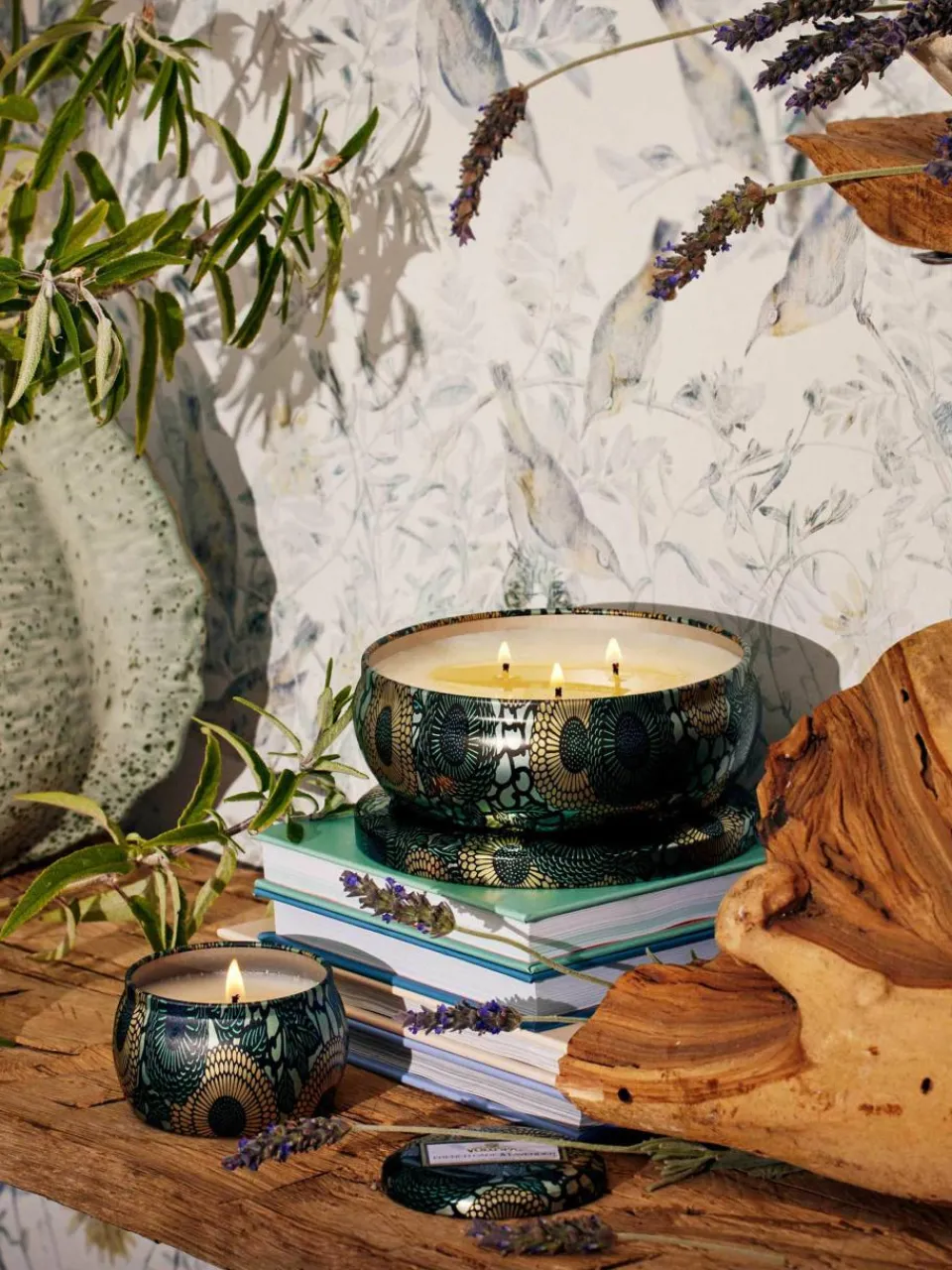 Handgemaakte geurkaars Japonica Collection (cade hout, verbena & lavendel)^Voluspa Discount
