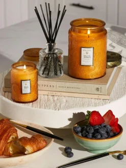 Handgemaakte geurkaars Japonica Collection (amberhars, sandelhout, cederhout & vanille orchidee)^Voluspa Online