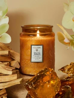 Handgemaakte geurkaars Japonica Collection (amberhars, sandelhout, cederhout & vanille orchidee)^Voluspa Online