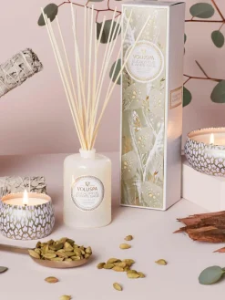 Handgemaakte geurkaars Maison Blanc (eucalyptus, kardemom, saliekleurig & hinoki-schors)^Voluspa Fashion