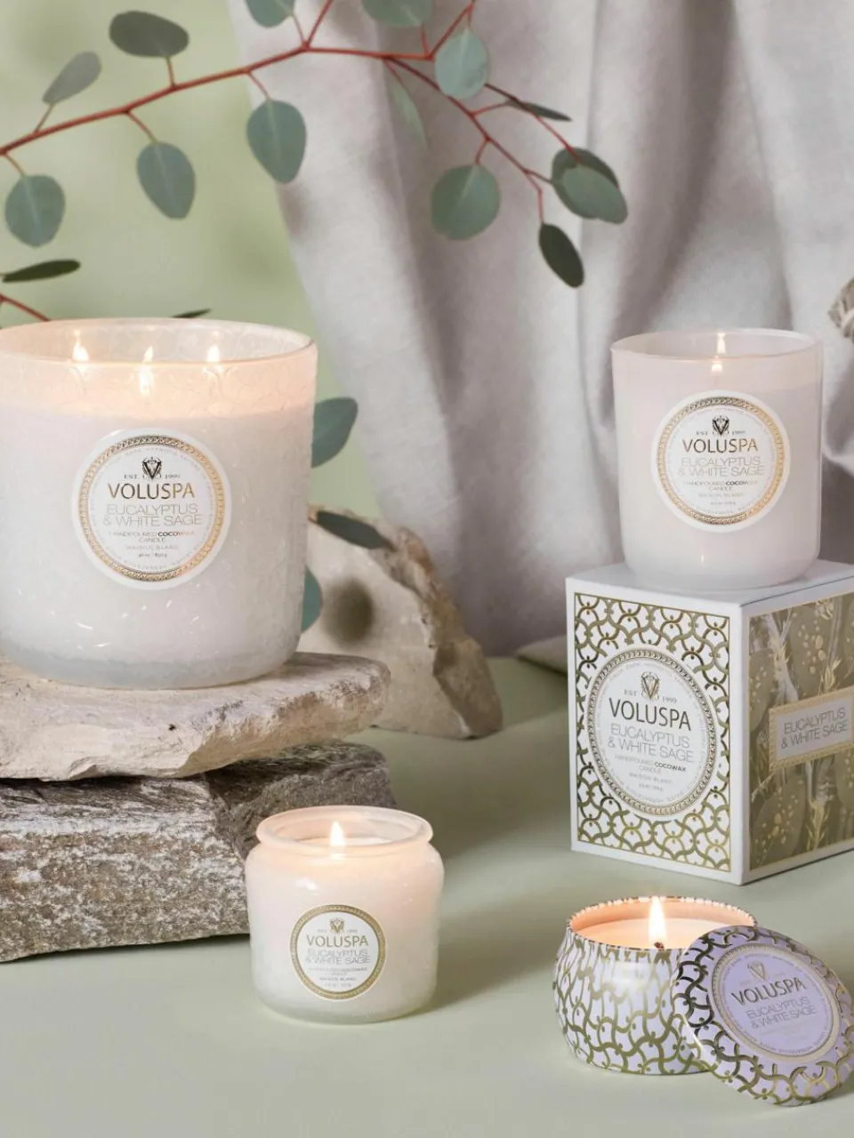 Handgemaakte geurkaars Maison Blanc (eucalyptus, kardemom, saliekleurig & hinoki-schors)^Voluspa Fashion