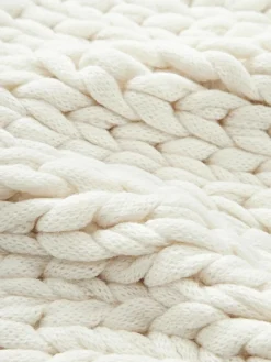 Handgemaakte grofgebreide kussenhoes Adyna^Westwing Collection Fashion