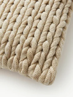 Handgemaakte grofgebreide kussenhoes Adyna^Westwing Collection Sale