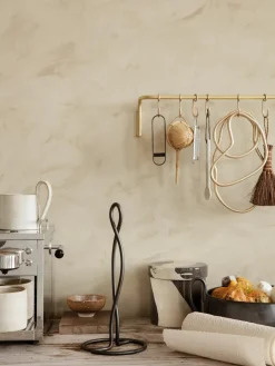 Handgemaakte keukenrolhouder Curvature van metaal^ferm LIVING Outlet