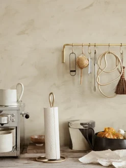 Handgemaakte keukenrolhouder Curvature van metaal^ferm LIVING Best