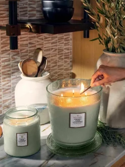 Handgemaakte 5-lonts geurkaars Japonica Collection (cade hout, verbena & lavendel)^Voluspa Online