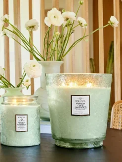 Handgemaakte 5-lonts geurkaars Japonica Collection (cade hout, verbena & lavendel)^Voluspa Online