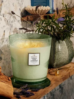 Handgemaakte 5-lonts geurkaars Japonica Collection (cade hout, verbena & lavendel)^Voluspa Online