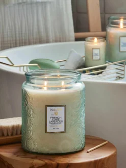 Handgemaakte 2-lonts geurkaars Japonica Collection (cade hout, verbena en lavendel)^Voluspa New
